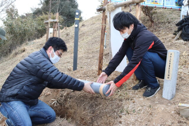 タイムカプセルを埋める先生方