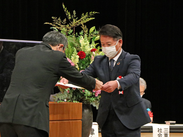 表彰状を受け取る岡田常務